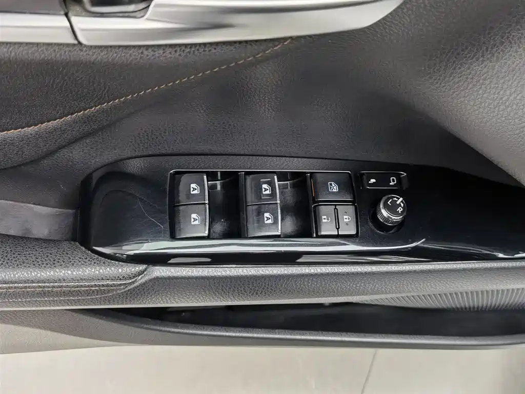 Toyota Camry 2018 — фото 9