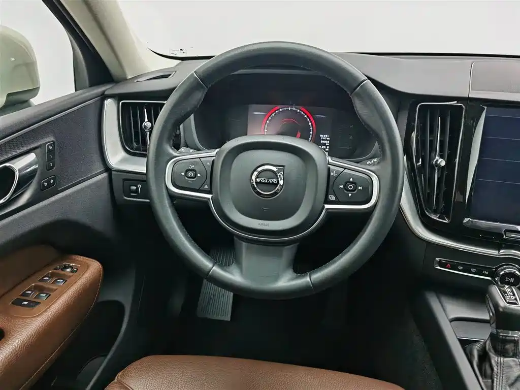 Volvo XC60 2018 — фото 11