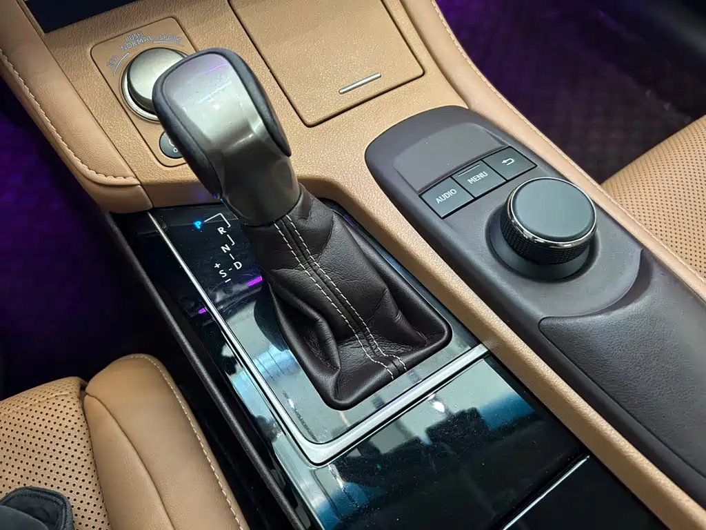 Lexus ES 2017 — фото 18