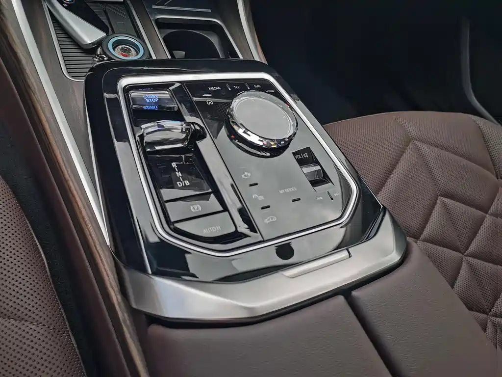 BMW i7 2025 — фото 14
