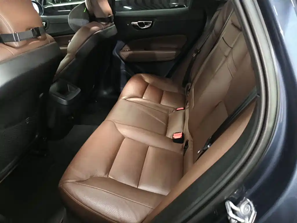 Volvo XC60 2018 — фото 13