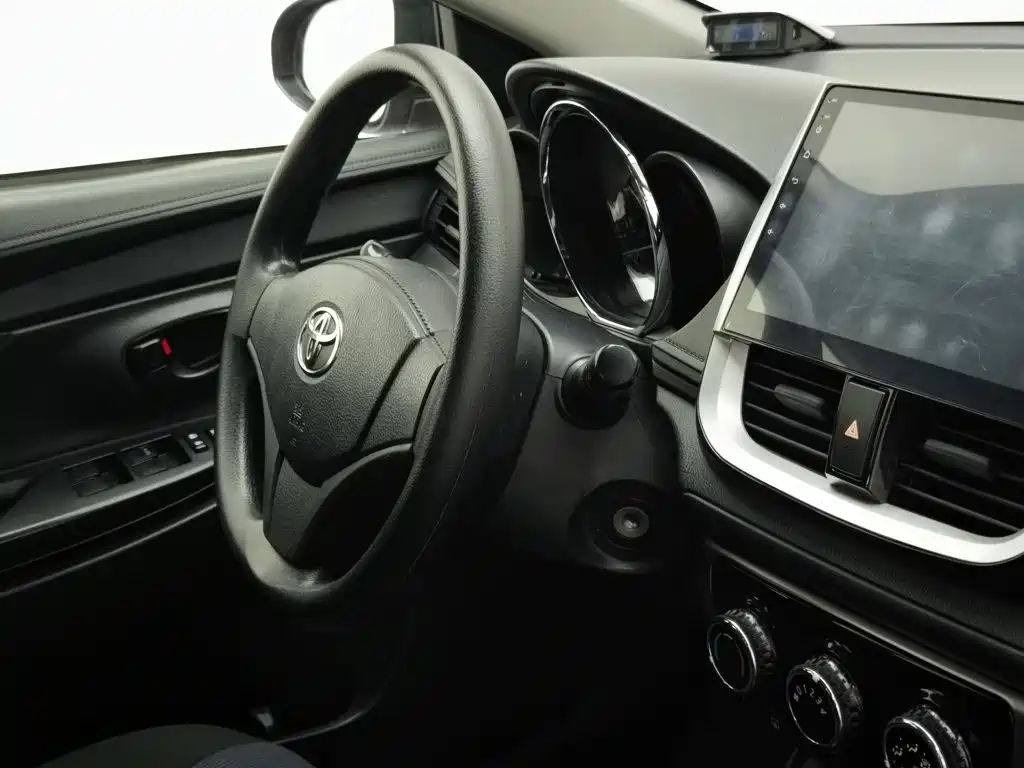 Toyota Yaris L 2017 — фото 22