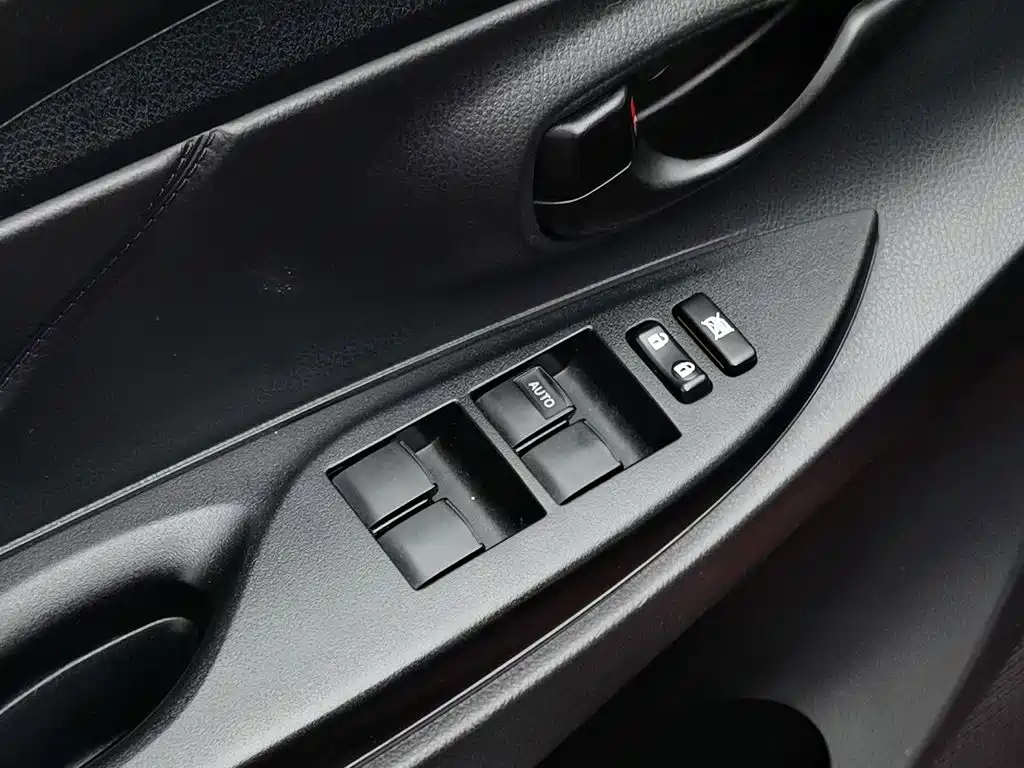 Toyota Yaris L 2017 — фото 9