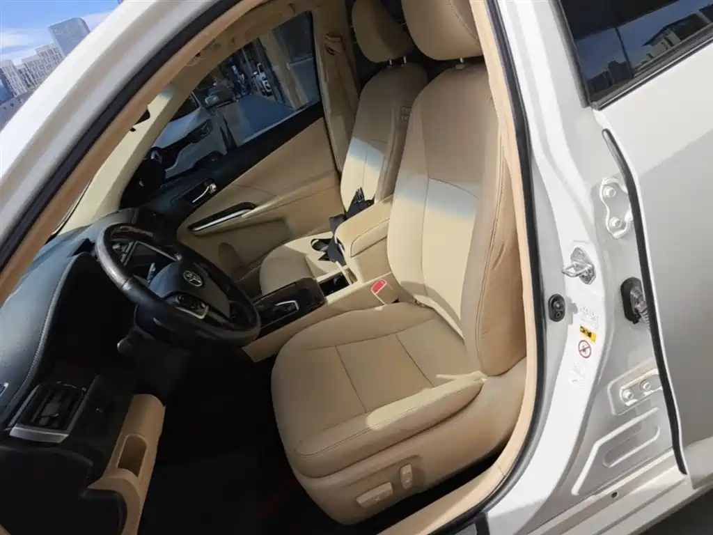 Toyota Camry 2017 — фото 15