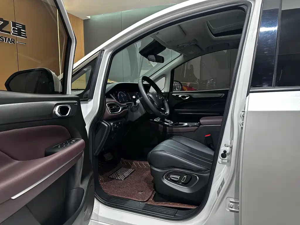 GAC Trumpchi M6 2025 — фото 9