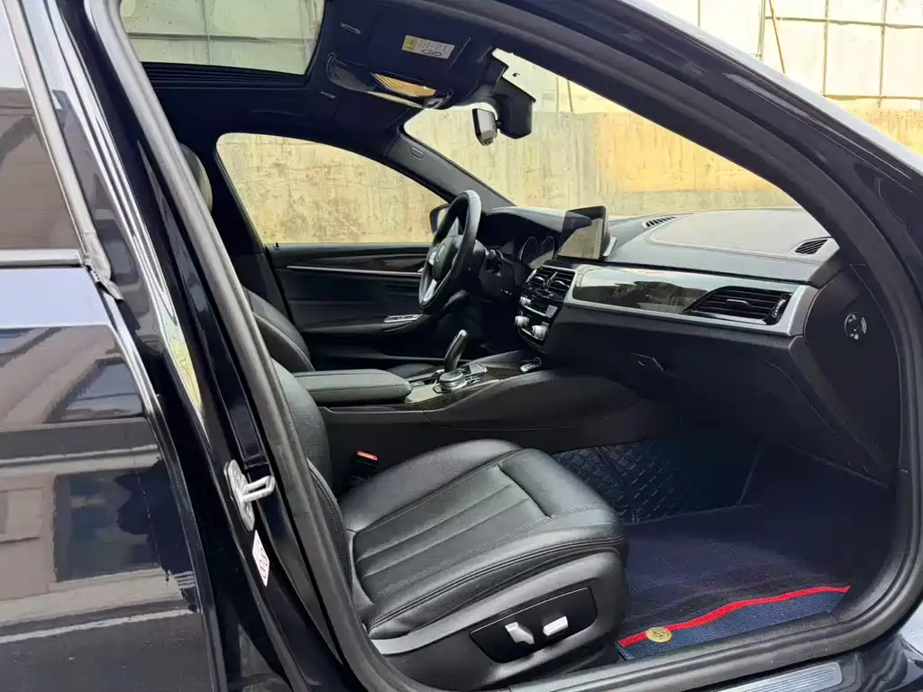BMW 5 Series 2018 — фото 10