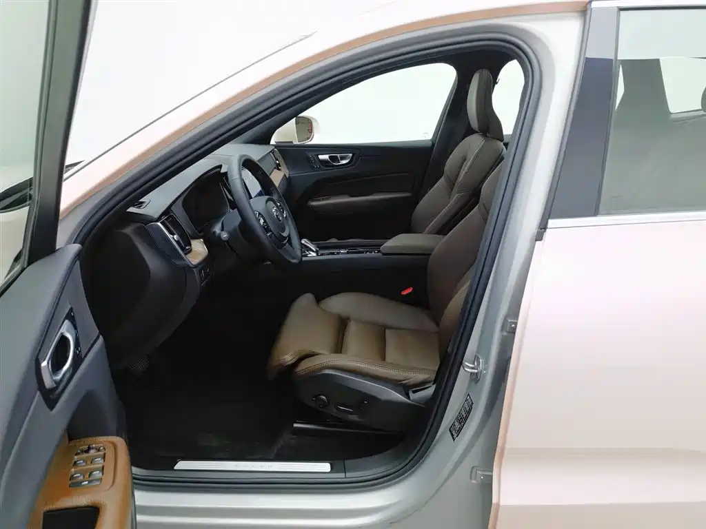 Volvo XC60 2021 — фото 10