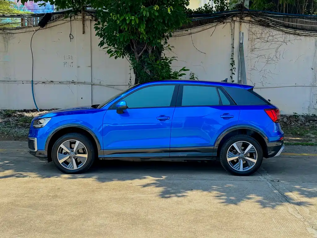 Audi Q2L e-tron 2019 — фото 3