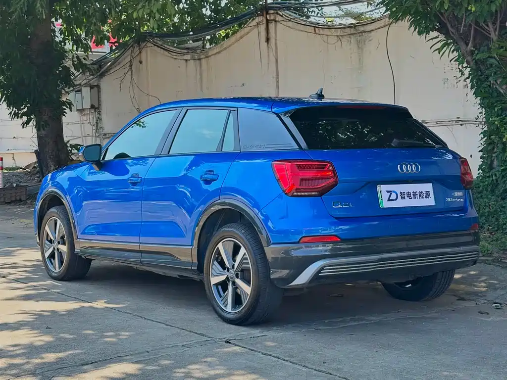 Audi Q2L e-tron 2019 — фото 5