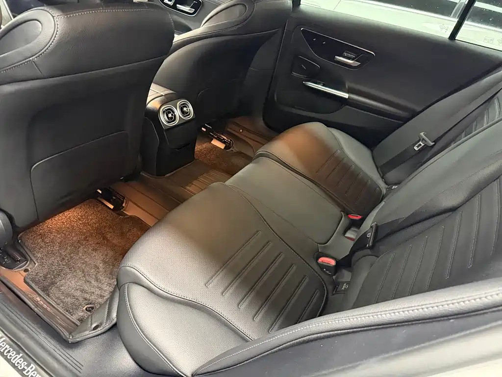 Mercedes-Benz C-Class 2025 — фото 11
