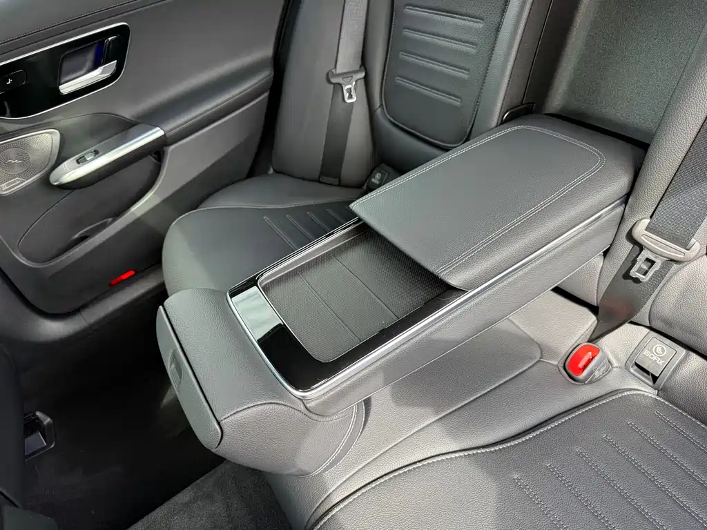 Mercedes-Benz C-Class 2023 — фото 37