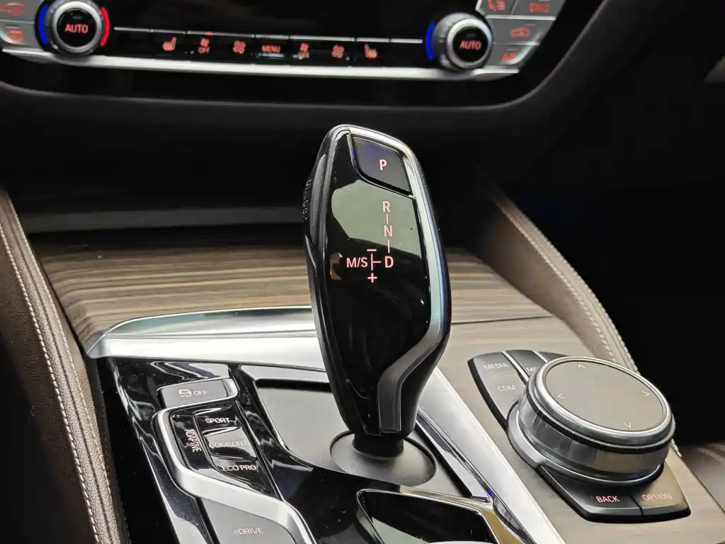 BMW 5 Series New Energy 2018 — фото 18