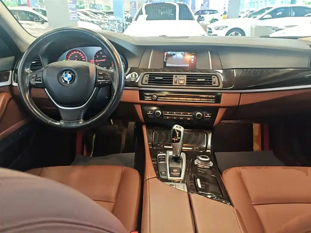 BMW 5 Series 2017 — фото 10