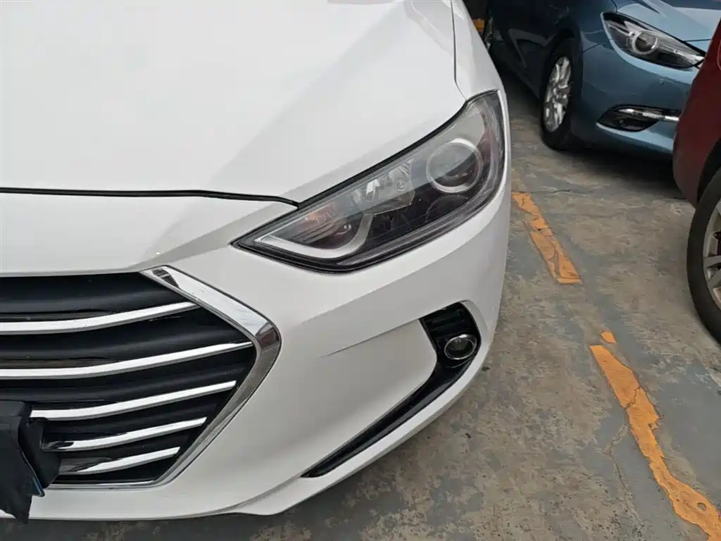 Hyundai Elantra 2018 — фото 24