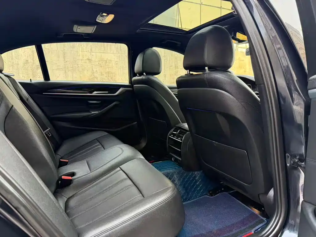 BMW 5 Series 2018 — фото 11