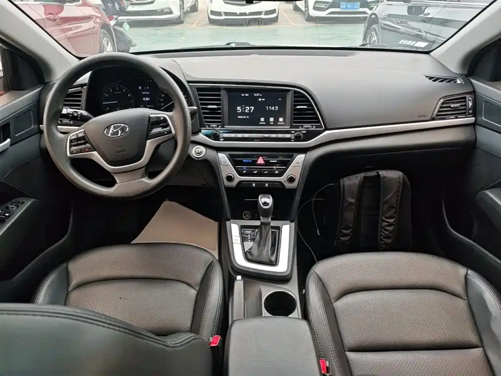 Hyundai Elantra 2018 — фото 10