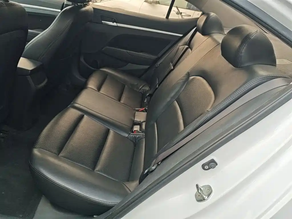 Hyundai Elantra 2018 — фото 17