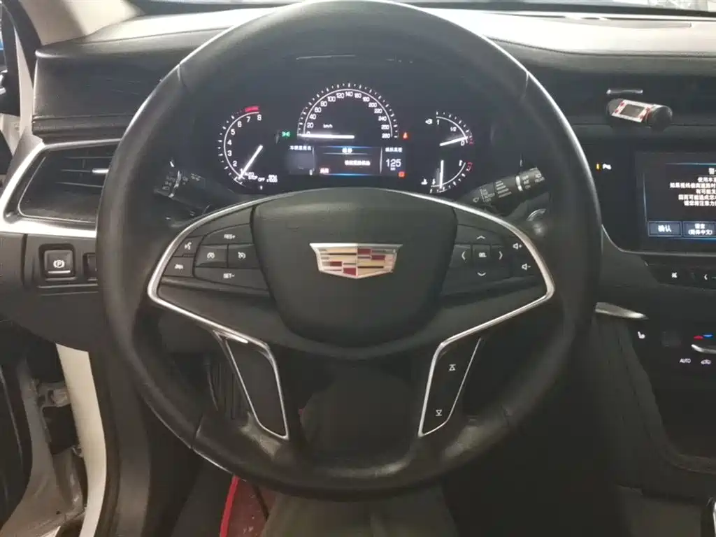 Cadillac XT5 2017 — фото 11
