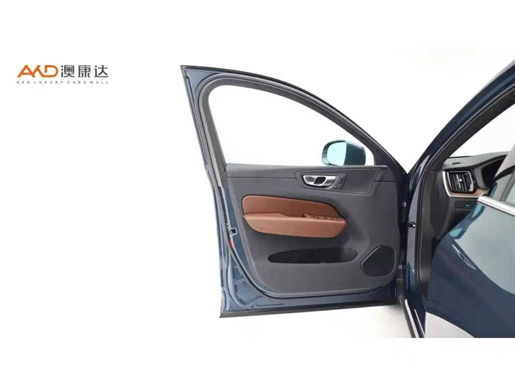Volvo XC60 2023 — фото 10