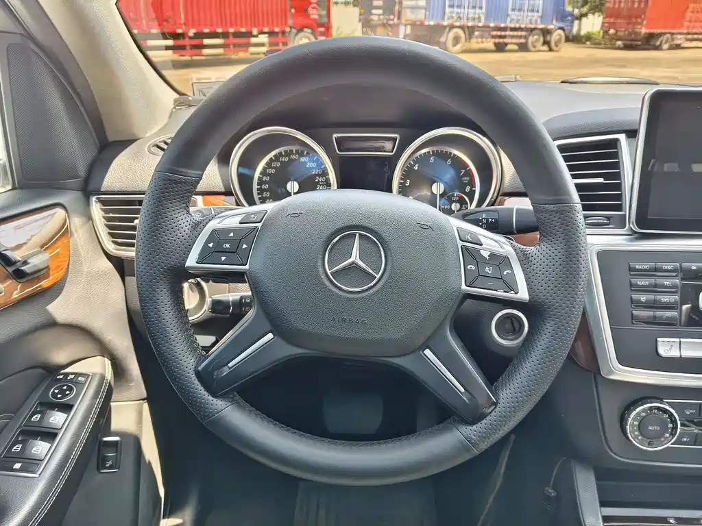 Mercedes-Benz M-Class 2015 — фото 15
