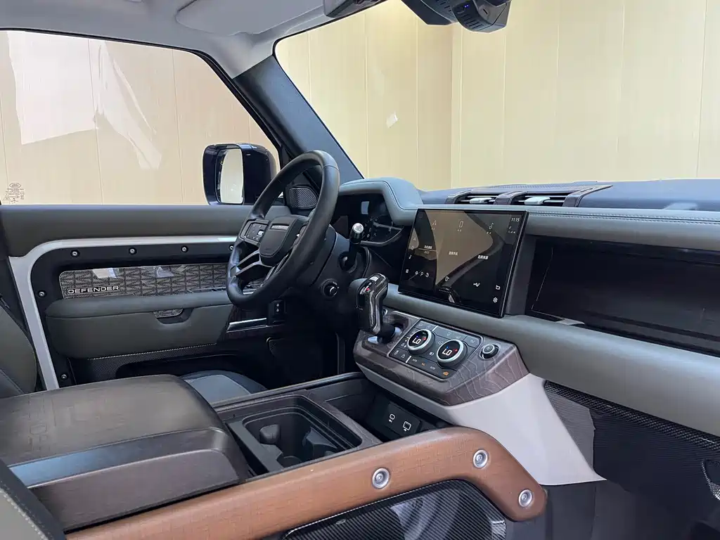 Land Rover Defender 2022 — фото 12