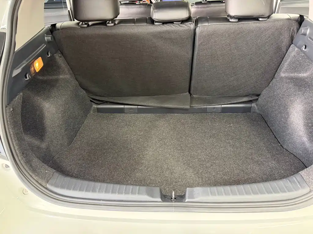 Toyota Yaris L 2022 — фото 16