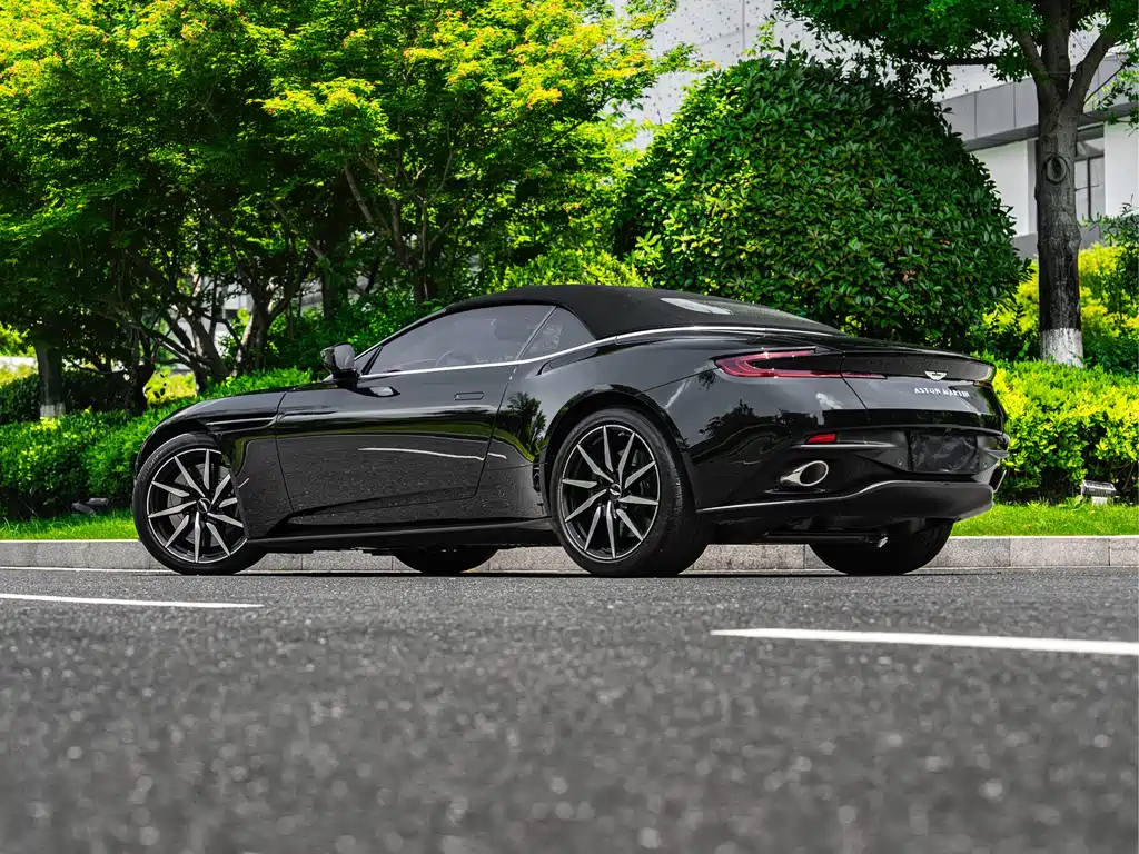 Aston Martin DB11 2023 — фото 16