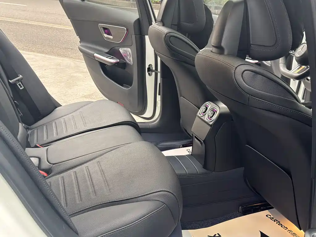 Mercedes-Benz C-Class 2023 — фото 4
