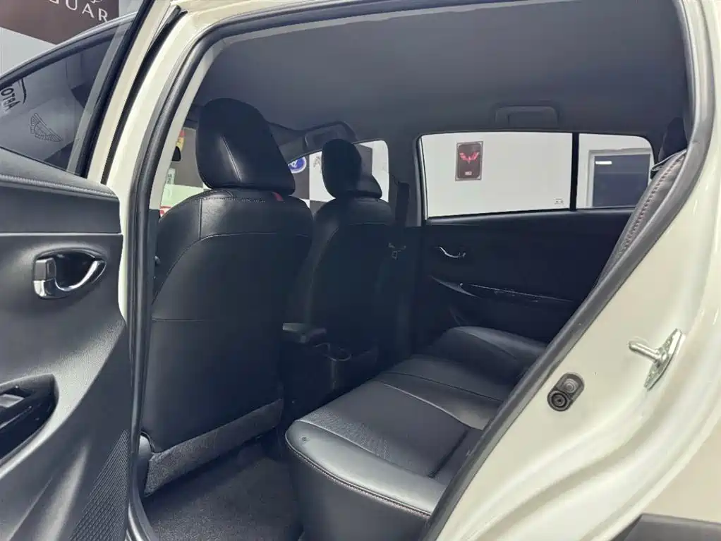 Toyota Yaris L 2023 — фото 8