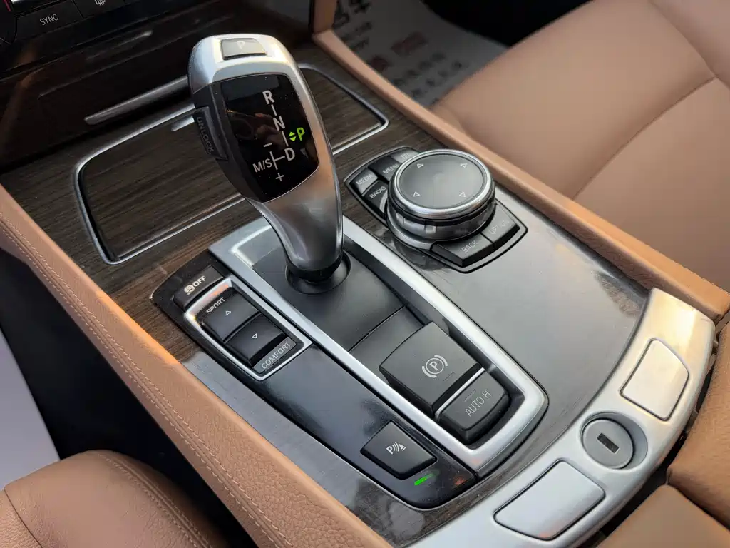 BMW 7 Series 2015 — фото 11