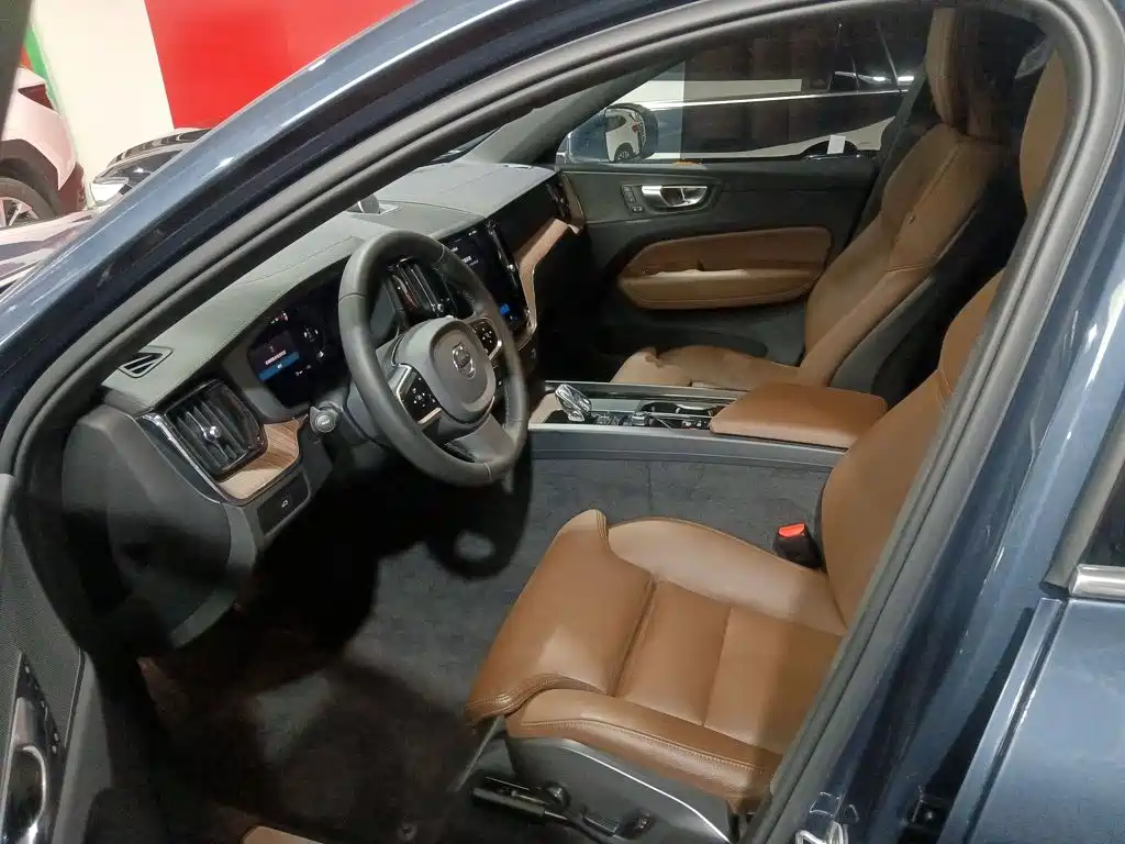 Volvo XC60 2022 — фото 15