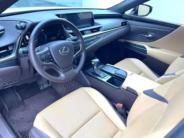 Lexus ES 2021