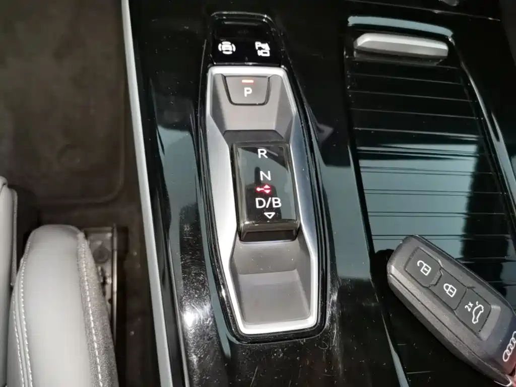 Audi Q6L E-Tron 2025 — фото 10