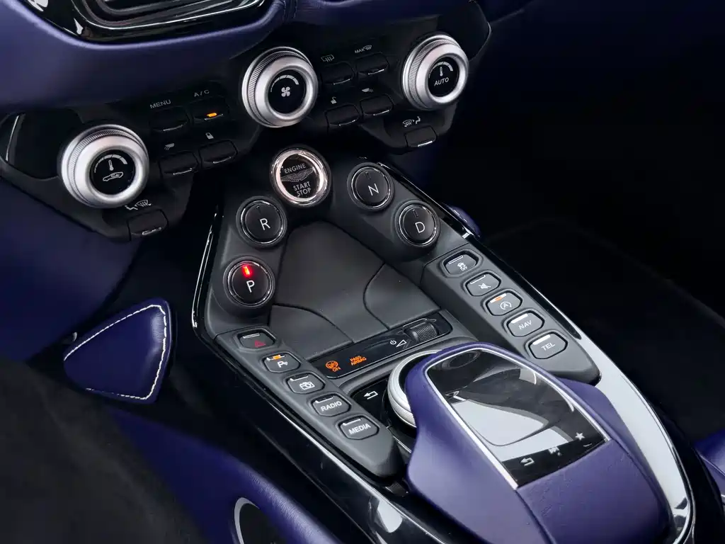 Aston Martin V8 Vantage 2020 — фото 18
