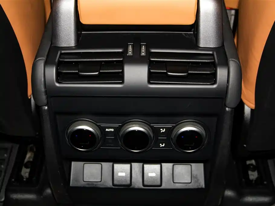 Land Rover Defender 2023 — фото 25