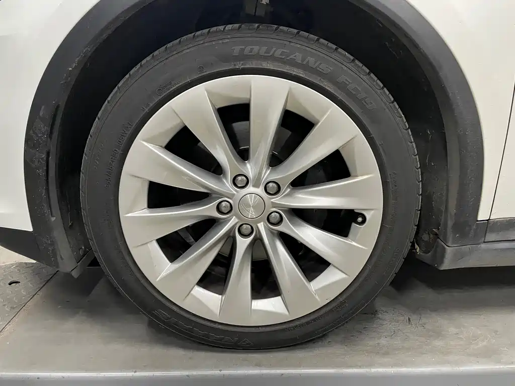 Tesla Model X 2018 — фото 13