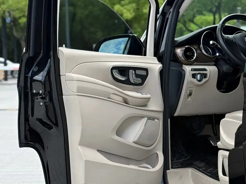 Mercedes-Benz V-Class 2022 — фото 36