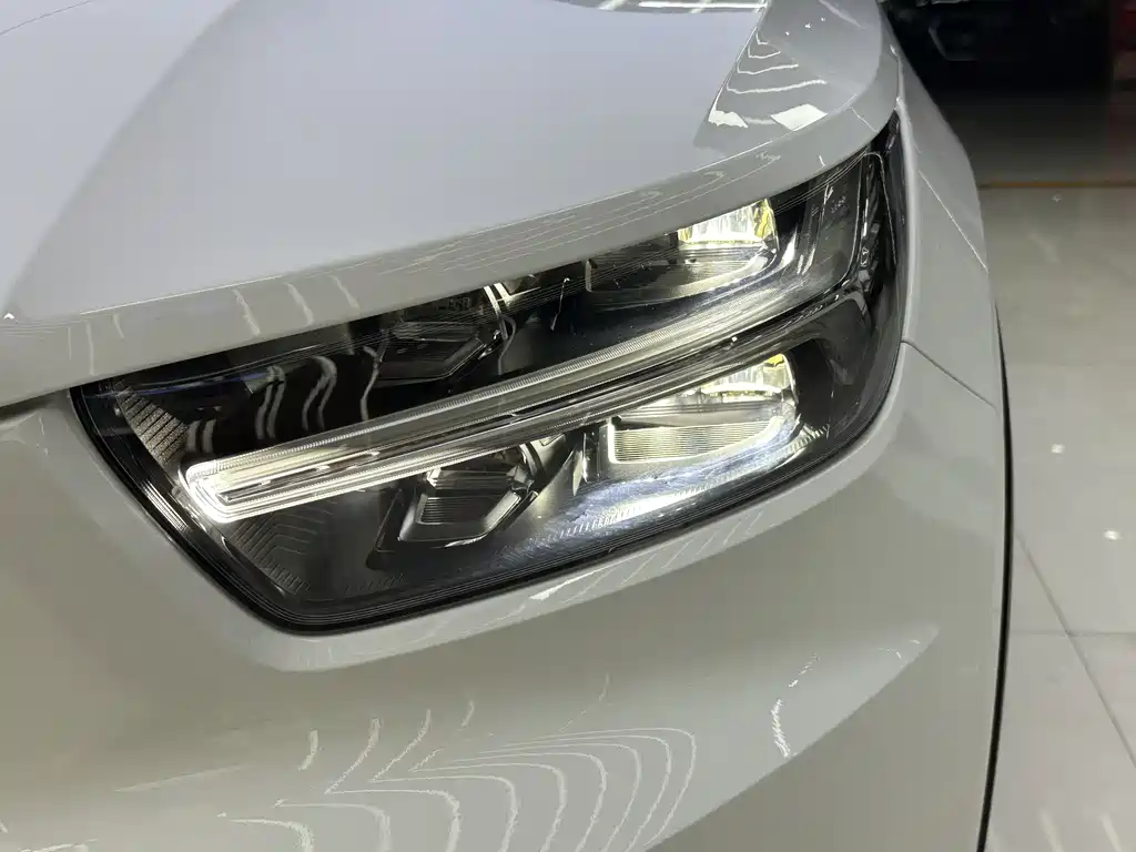 Volvo XC40 2020 — фото 18