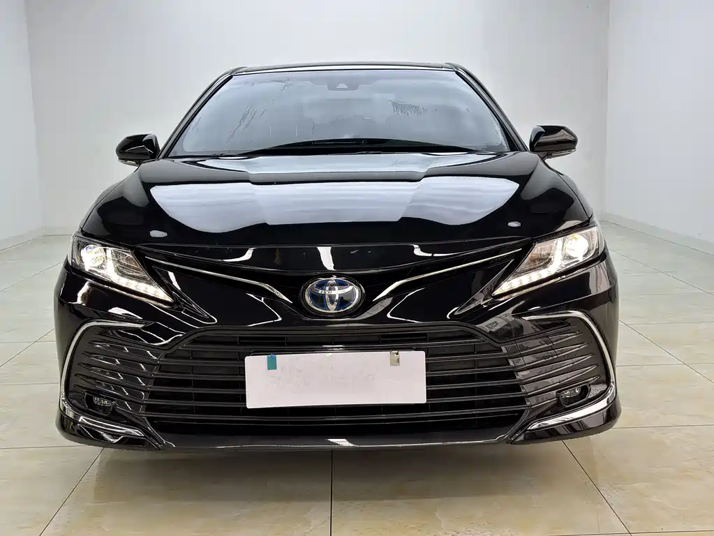 Toyota Camry 2023 — фото 2