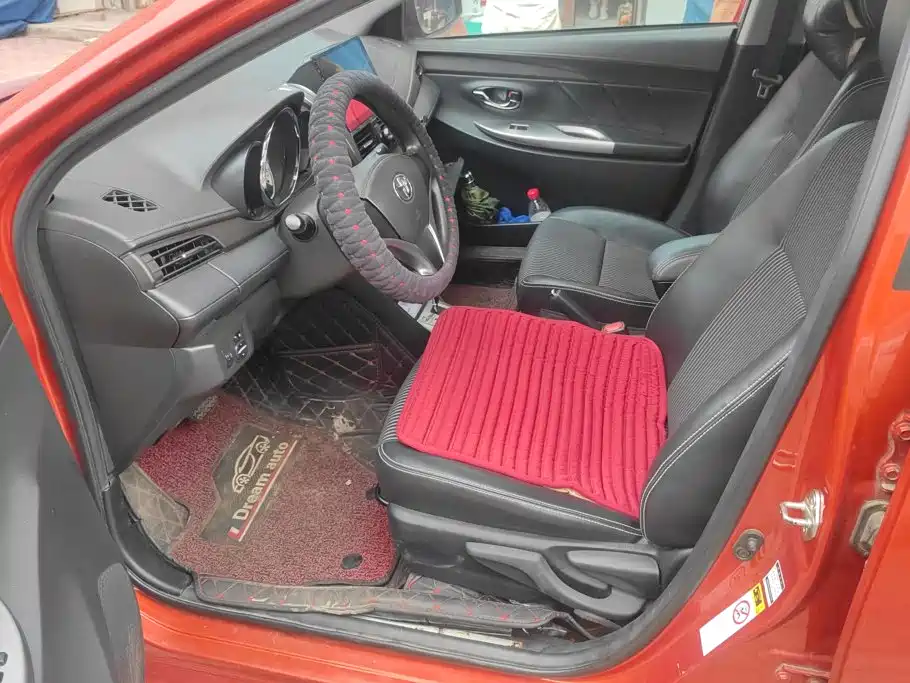 Toyota Yaris L 2015 — фото 9