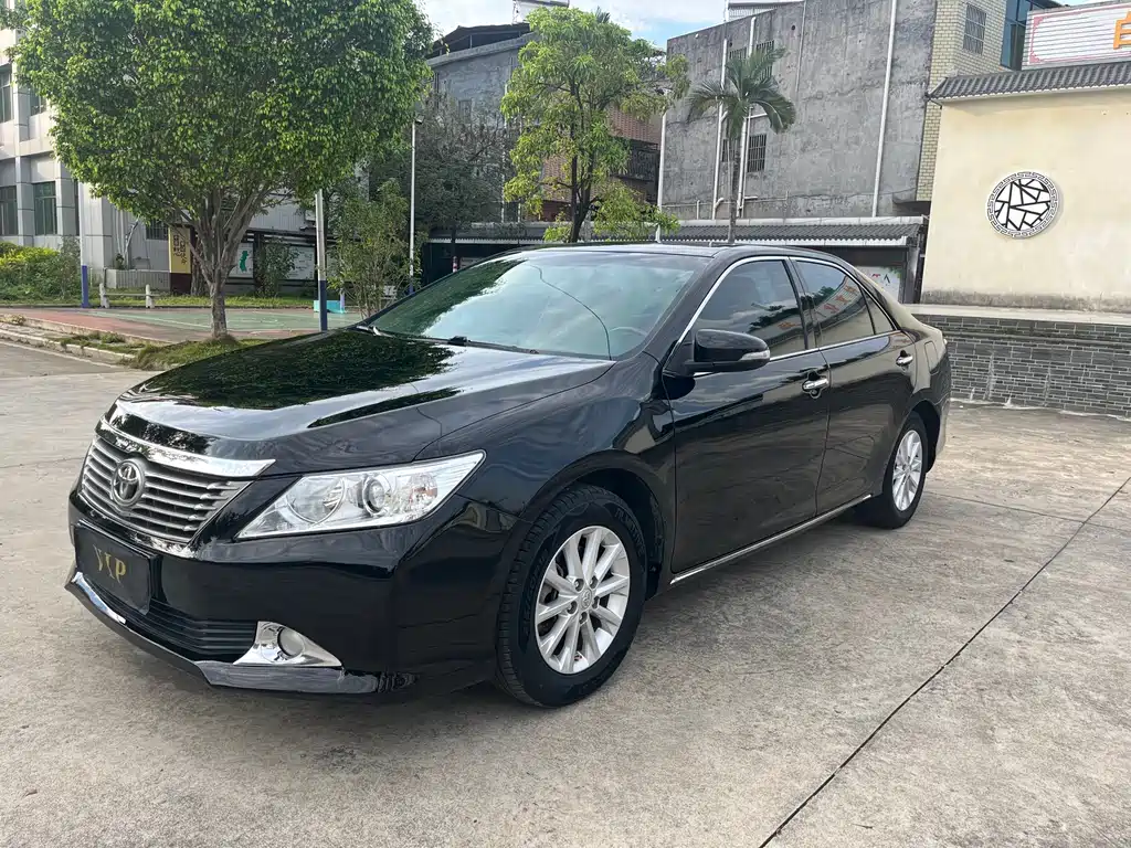 Toyota Camry 2014 — фото 1