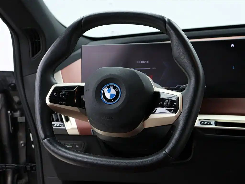 BMW iX M60 2024 — фото 14