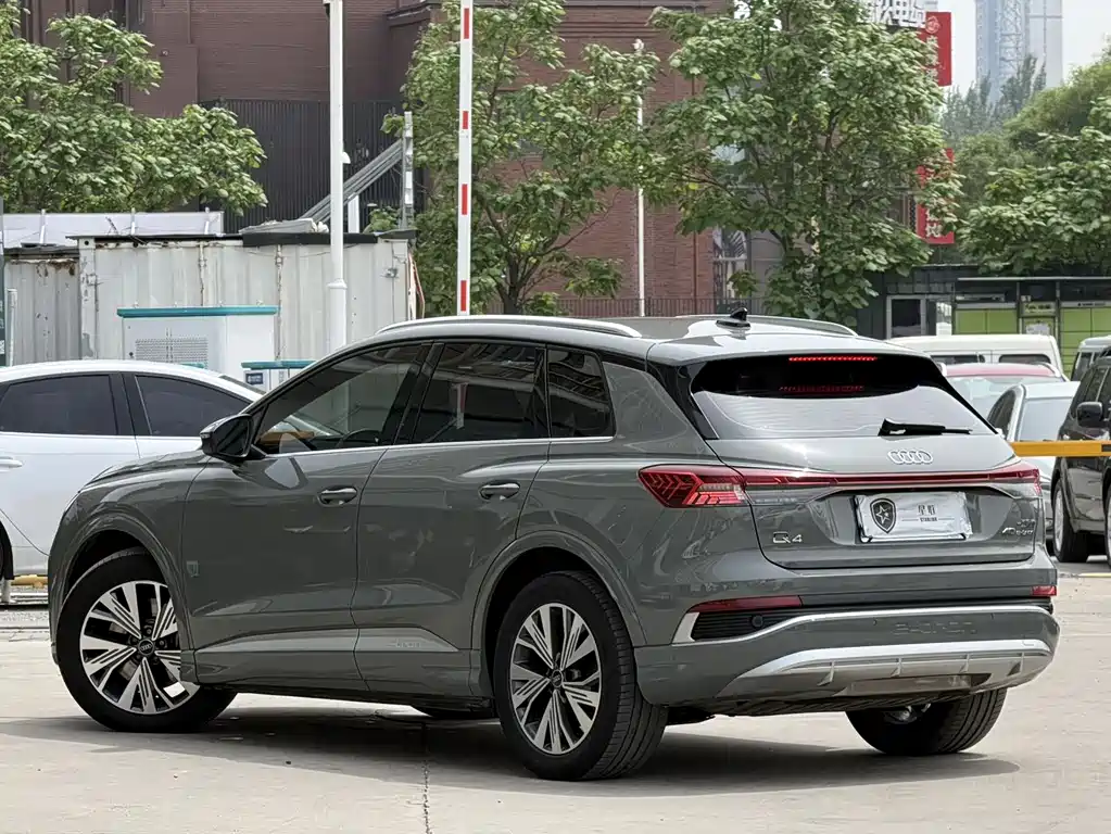 Audi Q4 e-tron 2023 — фото 4