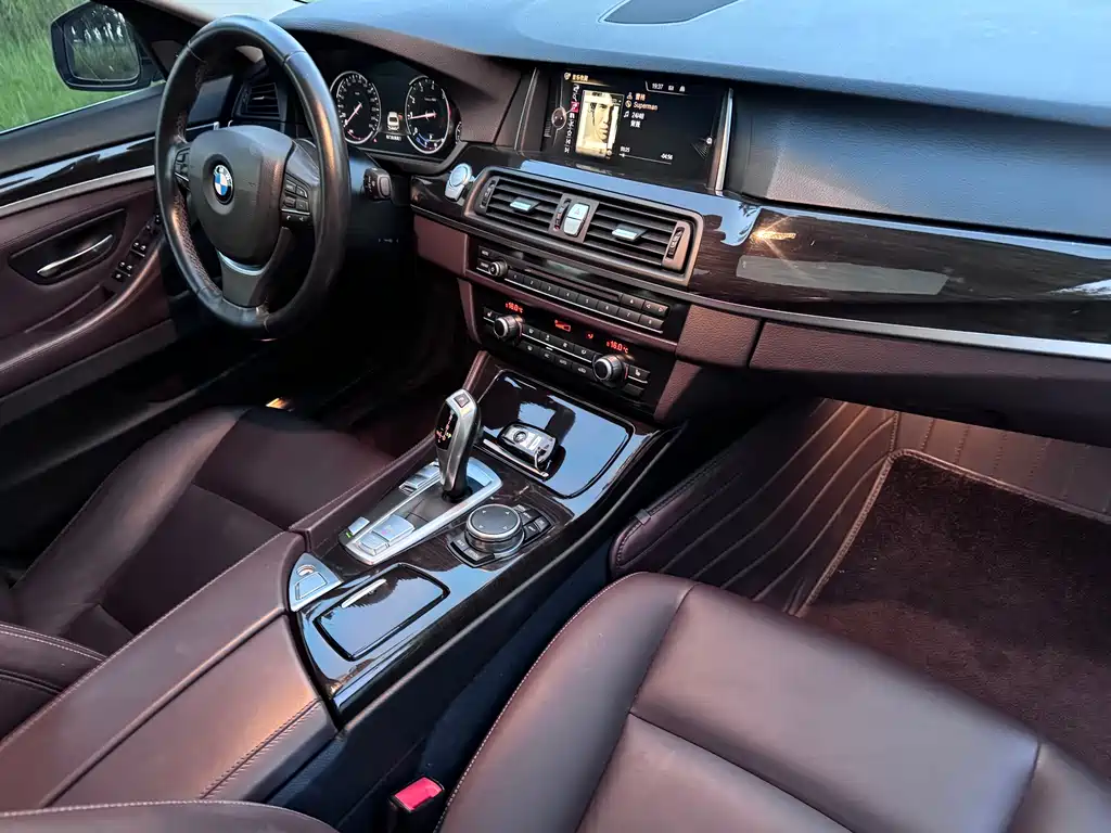BMW 5 Series 2016 — фото 13