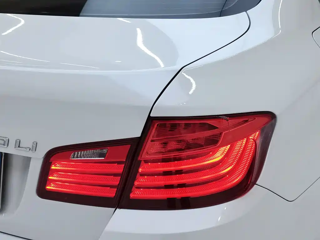 BMW 5 Series 2015 — фото 10