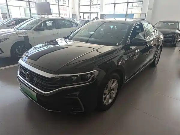 Volkswagen Passat Plug-In Hybrid 2025