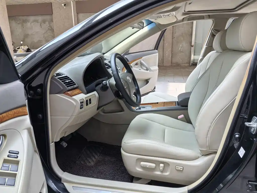 Toyota Camry 2010 — фото 10