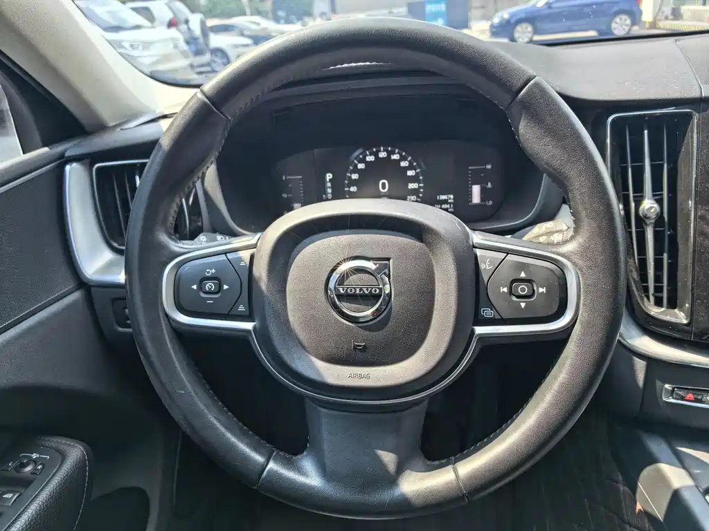 Volvo XC60 2018 — фото 13