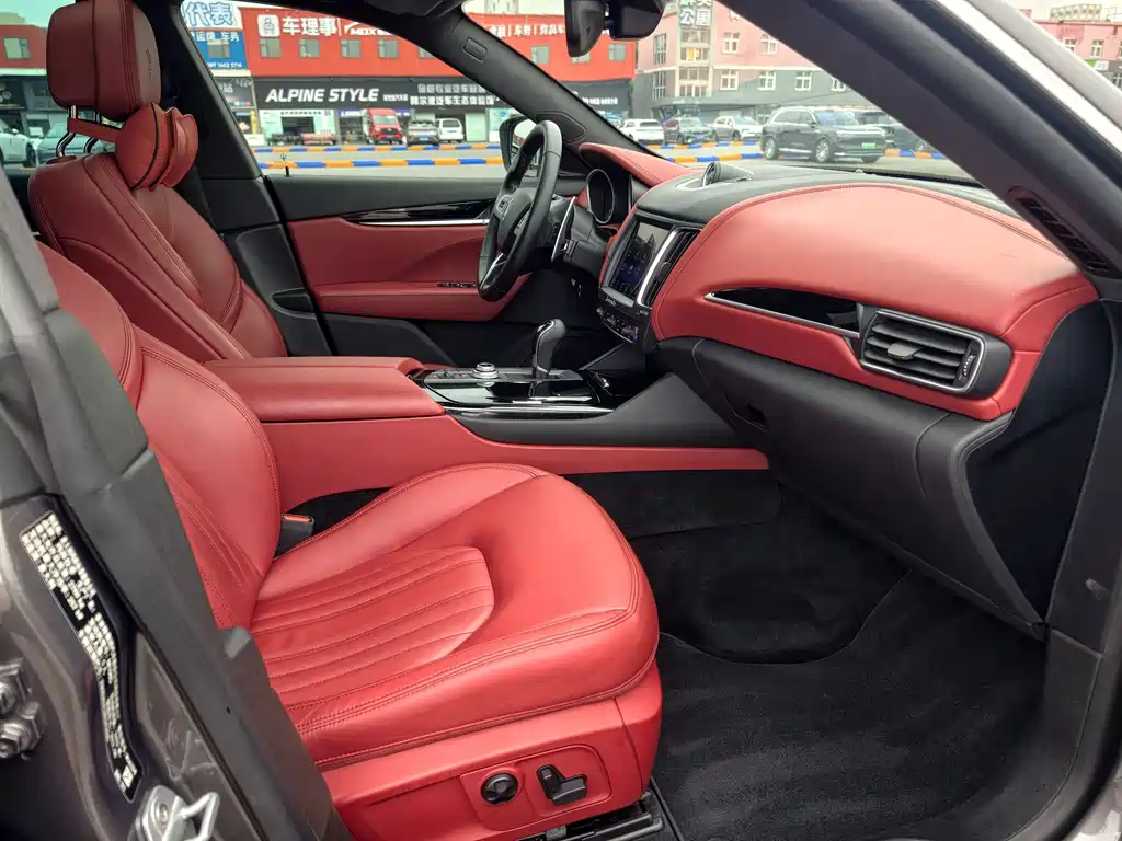 Maserati Levante 2017 — фото 11