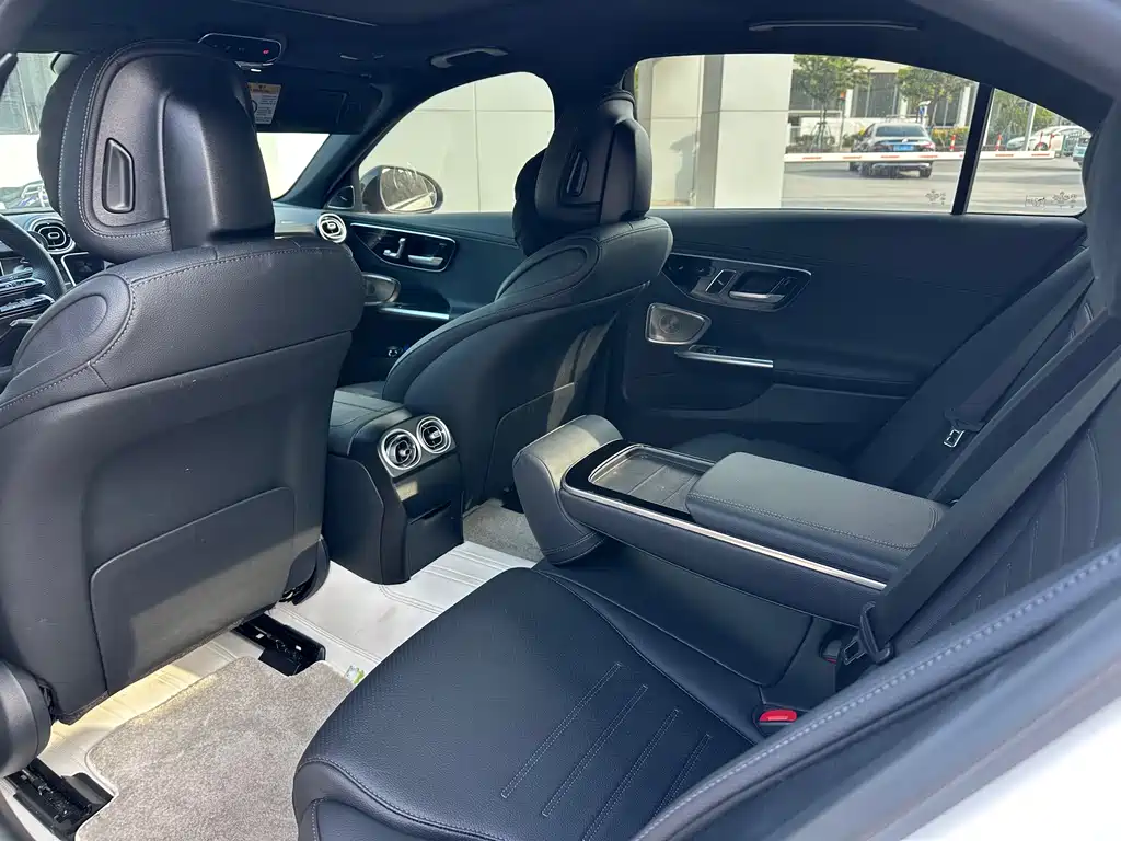 Mercedes-Benz C-Class 2025 — фото 11
